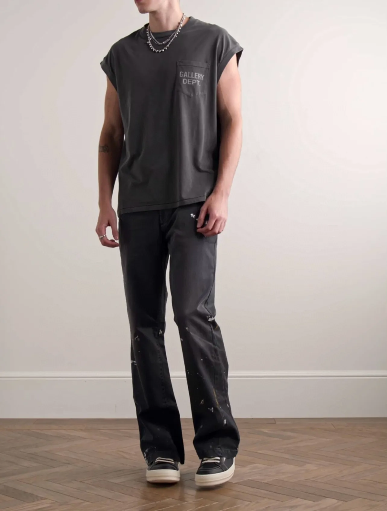 GALLERY DEPT. AUGI SLEEVELESS TEE/VINTAGE BLACK/NAVY/WHT English pocket sleeveless vest TEE Washed black/navy blue/white S-XL Same as the original version Super comfortable summer brushed lightweight material No sense of comfort on the upper body Loose and crisp fit Comfortable and breathable